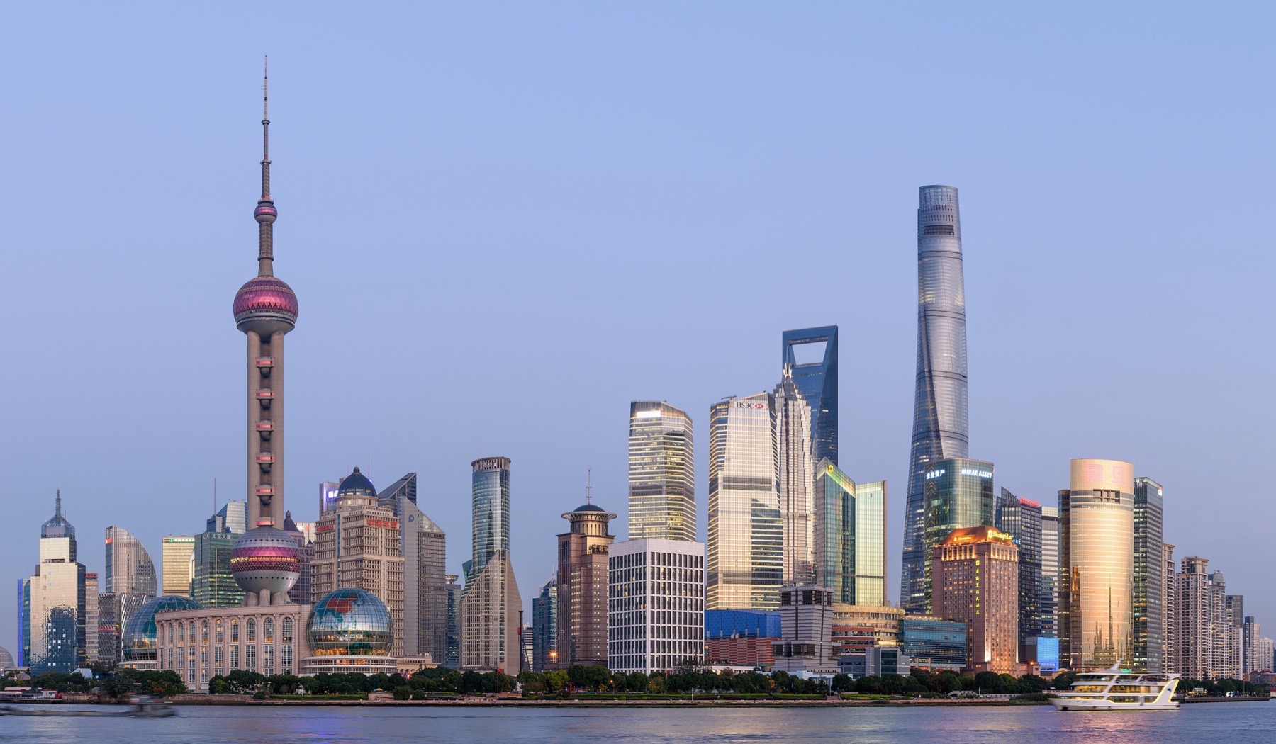 El perfil de Pudong visto desde el Bund, al otro lado del río, en Shanghái