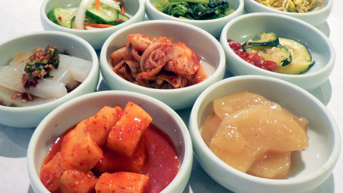 작은 그릇에 담겨 나온 여러 가지 한국 반찬