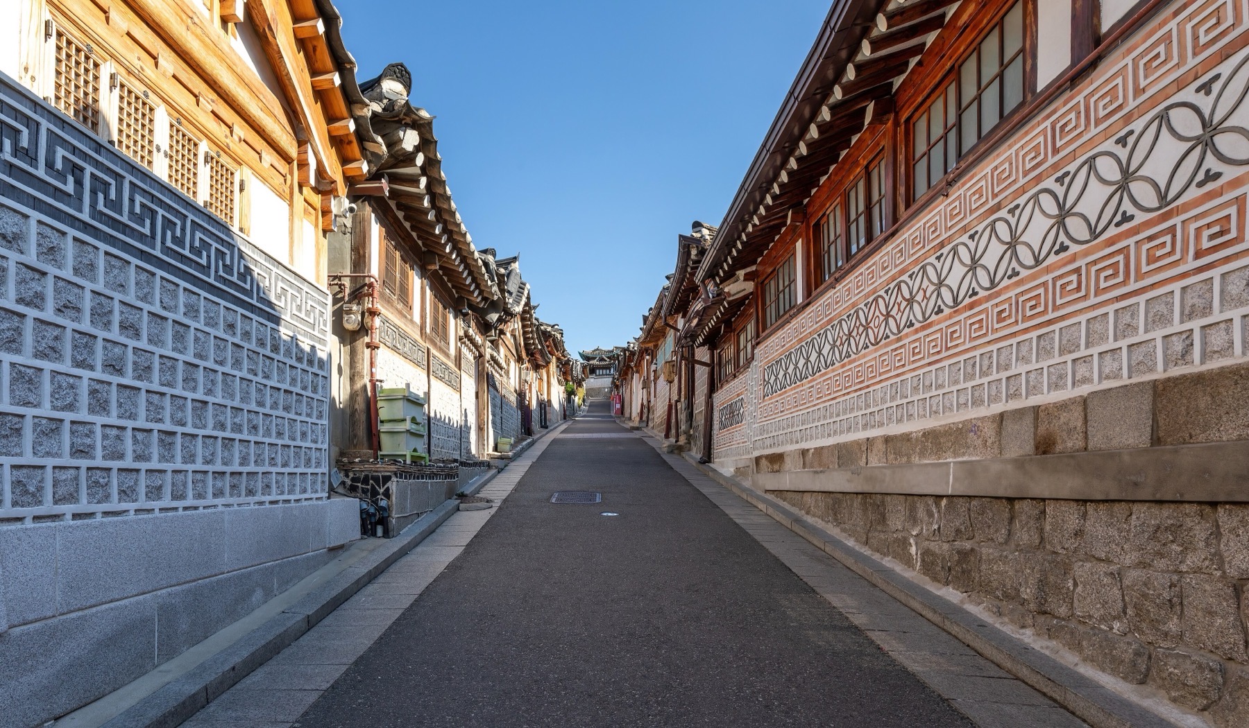Tejados de hanok a lo largo de una calle en cuesta de Bukchon, Seúl