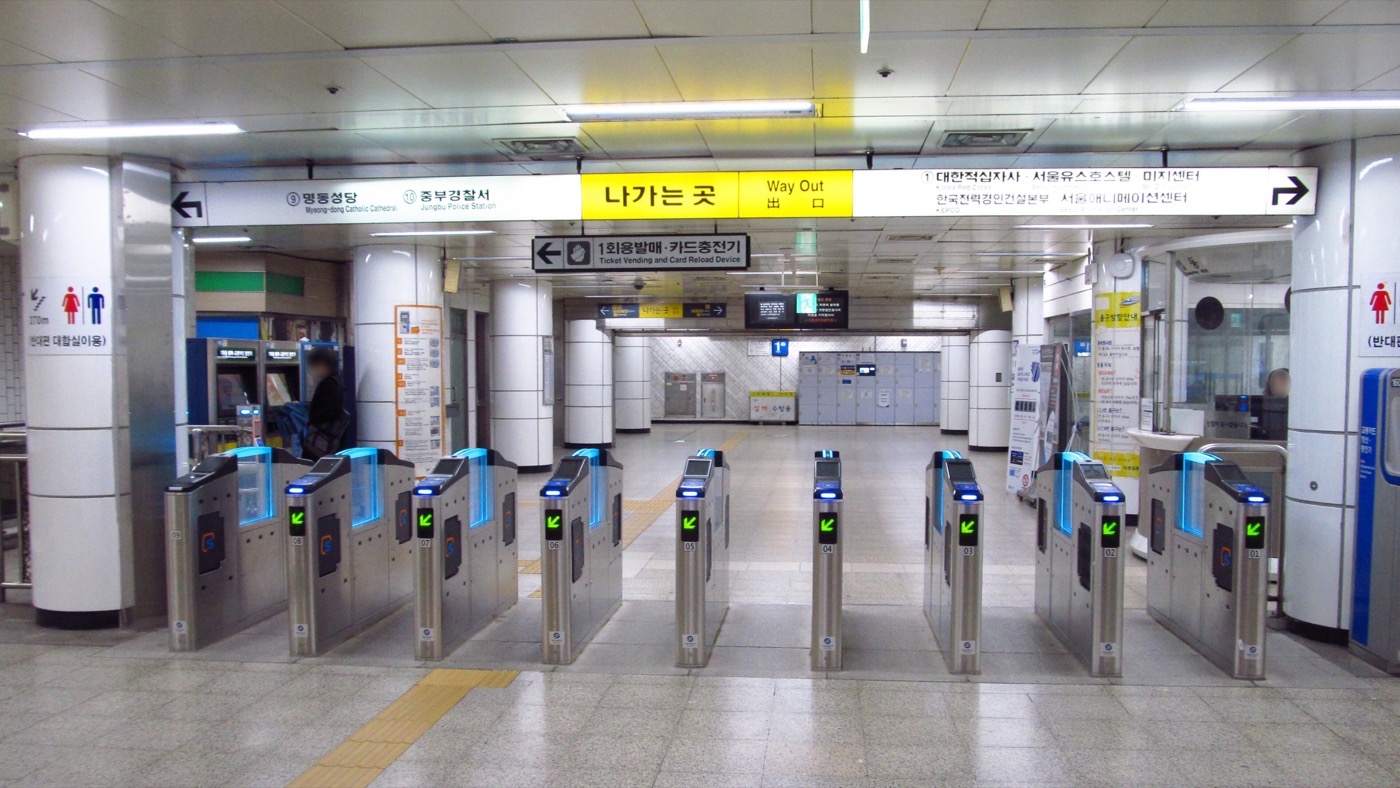 서울 지하철 명동역 개찰구