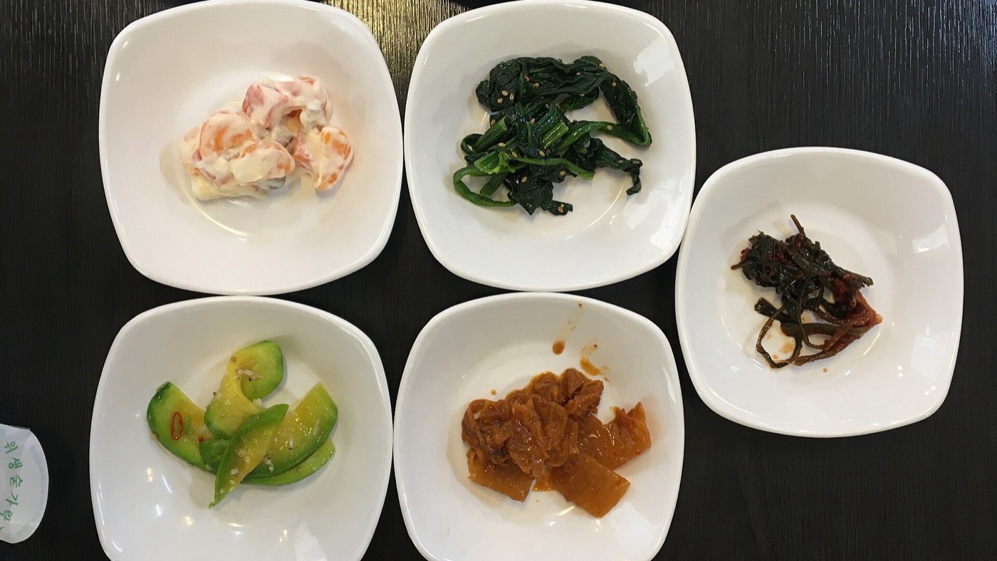 밥과 국, 반찬이 함께 차려진 한식 상차림