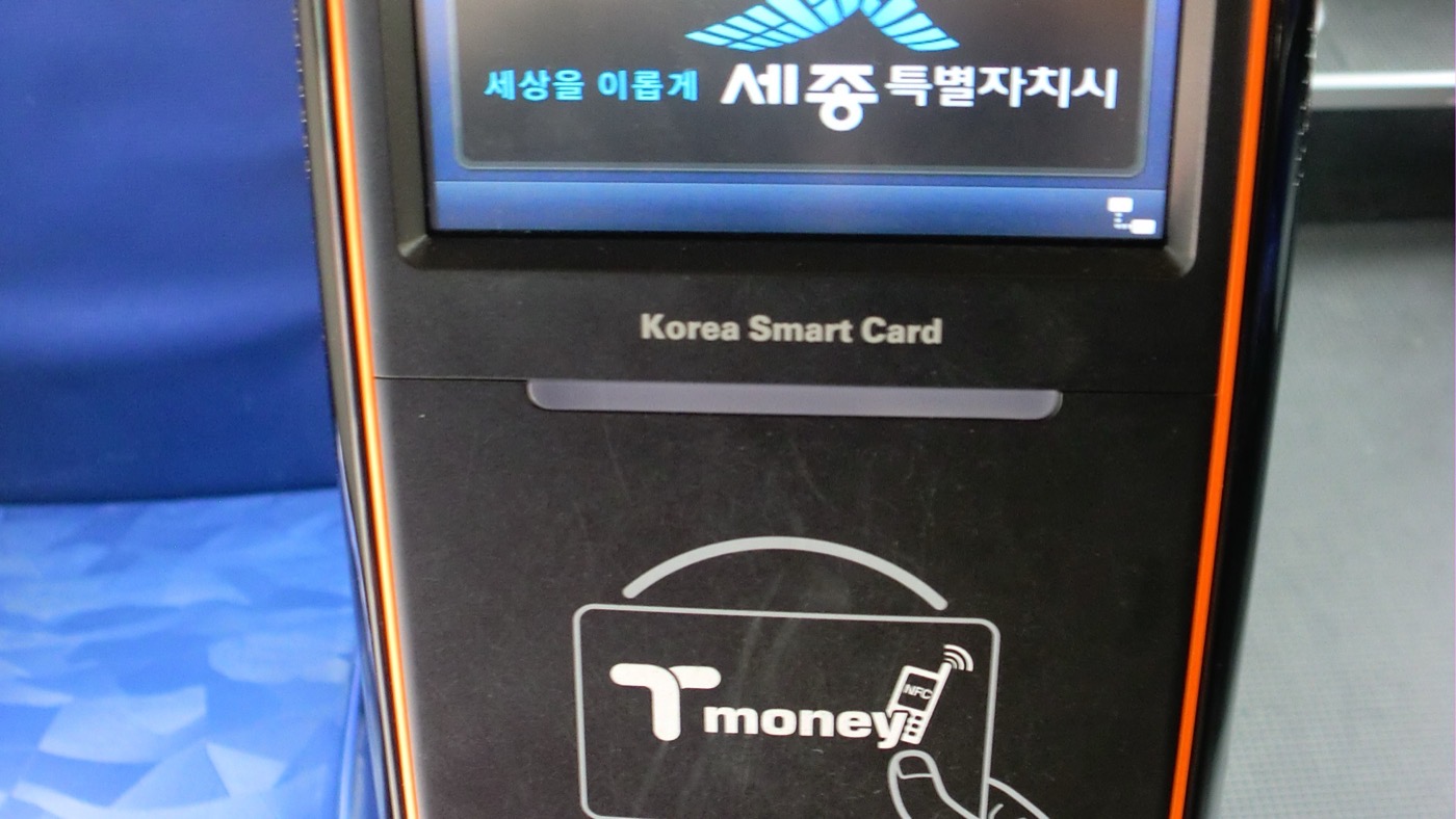 한국 버스 출입문 옆에 설치된 교통카드 단말기