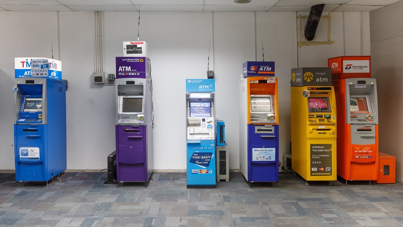 푸껫공항 입국장에 늘어선 은행 ATM