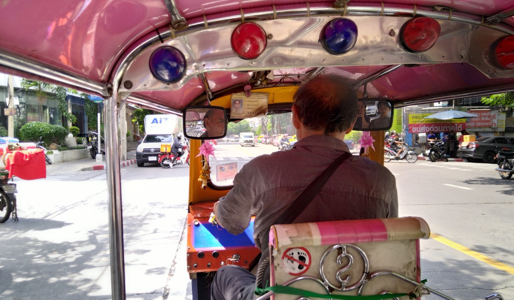 Vista desde un tuk-tuk en una calle de Bangkok