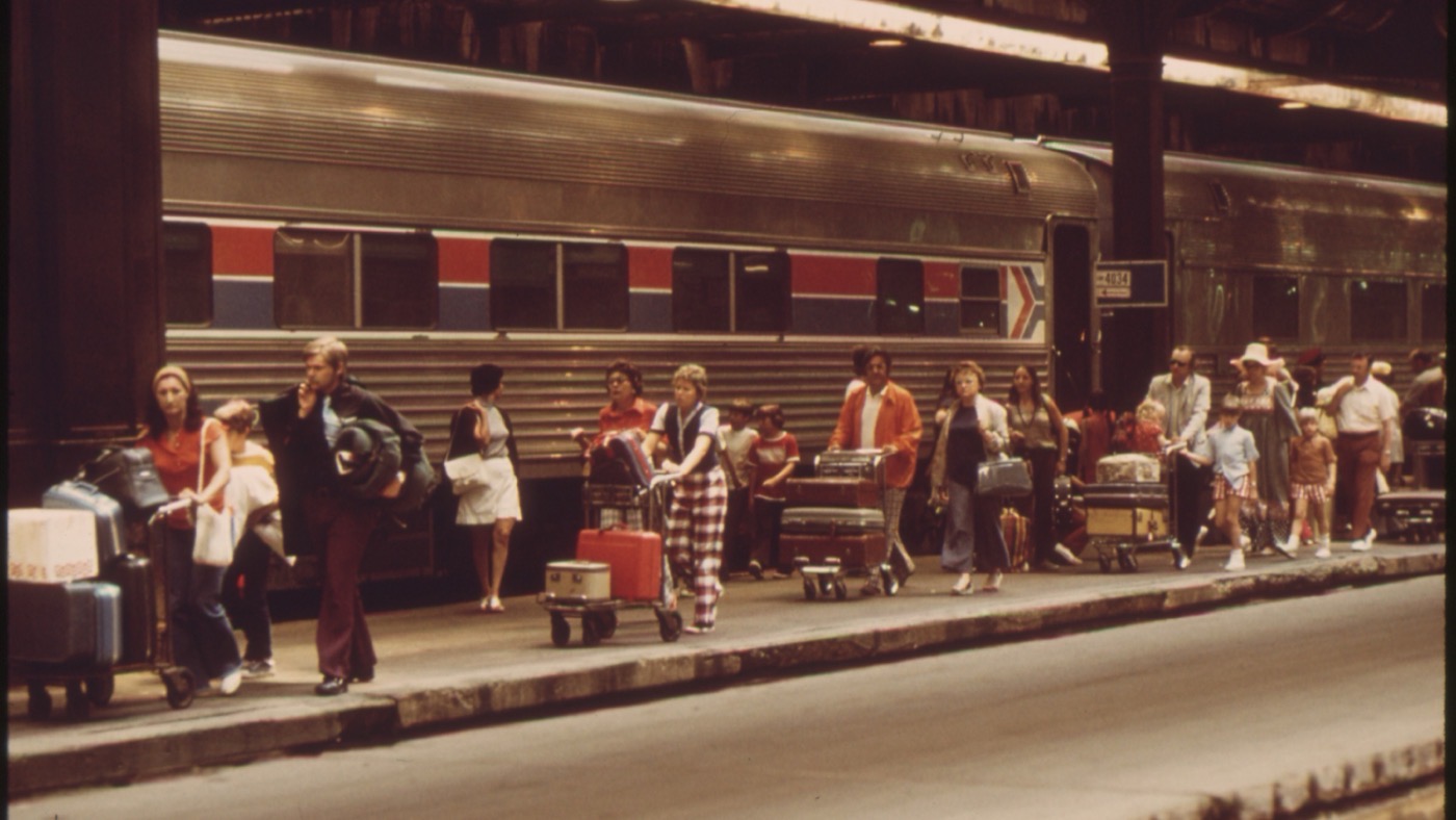Passengers with luggage between trains at Chicago Union Station